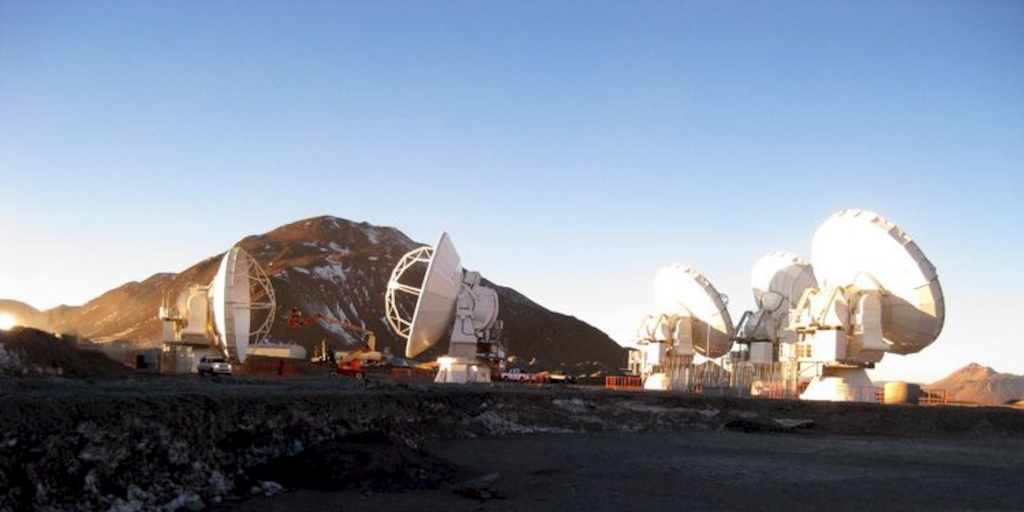 Trabajando en la instalación de 5 de las 66 antenas ALMA a 5.000 metros de altura.
