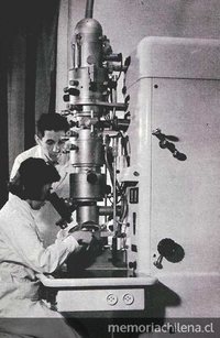 Microscopio electrónico. Escuela de Ingenierí­a. Facultad de Ciencias Fí­sicas y Matemáticas. En: Universidad de Chile. Imágenes de la Universidad de Chile. Santiago: Eds. de la Univ. de Chile, 1977