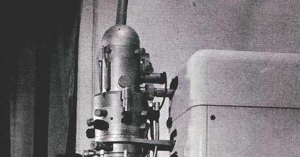 Microscopio electrónico. Escuela de Ingenierí­a. Facultad de Ciencias Fí­sicas y Matemáticas. En: Universidad de Chile. Imágenes de la Universidad de Chile. Santiago: Eds. de la Univ. de Chile, 1977