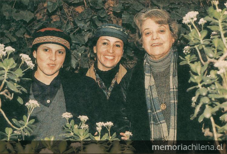 Claudia Echeñique, directora, María Inés Stranger, dramaturga y Paz Yrarrázaval, actriz, del montaje "Malinche" de 1993.