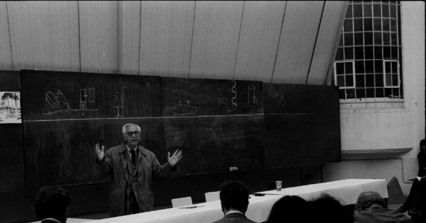 Alberto Cruz hablando a profesores y alumnos de la Escuela de Arquitectura y Diseño de la PUCV en el contexto del Acto del día de San Francisco, patrono de la Escuela