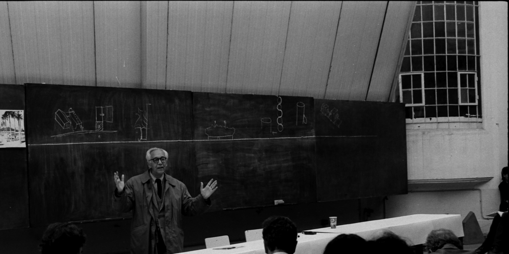 Alberto Cruz hablando a profesores y alumnos de la Escuela de Arquitectura y Diseño de la PUCV en el contexto del Acto del día de San Francisco, patrono de la Escuela