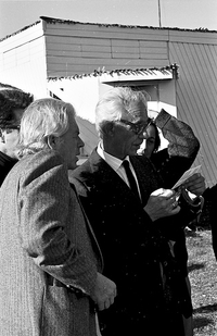 Alberto Cruz C. junto a Juan Purcell en el exterior de la Sala de Música en la Ciudad Abierta de Amereida