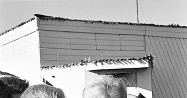 Alberto Cruz C. junto a Juan Purcell en el exterior de la Sala de Música en la Ciudad Abierta de Amereida