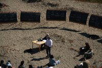 Alberto Cruz C. junto al poeta Carlos Covarrubias en un Taller de Amereida, en las dunas de la Ciudad Abierta