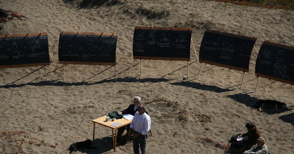Alberto Cruz C. junto al poeta Carlos Covarrubias en un Taller de Amereida, en las dunas de la Ciudad Abierta