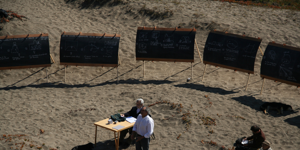 Alberto Cruz C. junto al poeta Carlos Covarrubias en un Taller de Amereida, en las dunas de la Ciudad Abierta