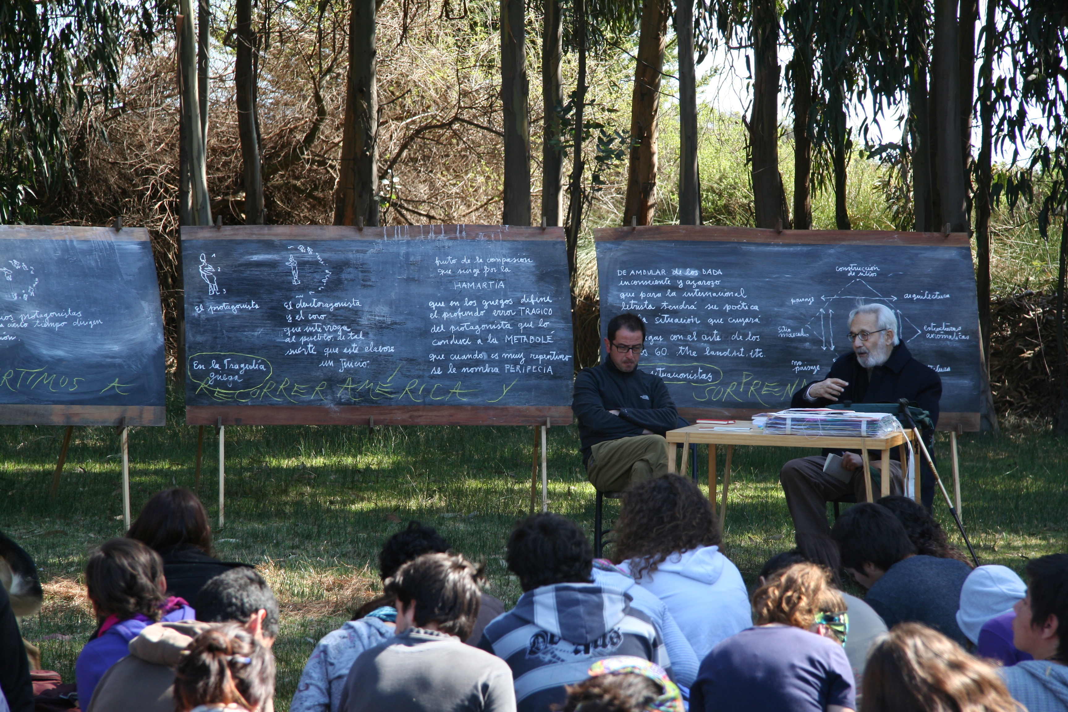 Alberto Cruz C. junto al poeta Manuel Sanfuentes en un Taller de Amereida, en la vega de la Ciudad Abierta