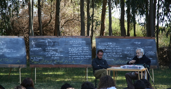 Alberto Cruz C. junto al poeta Manuel Sanfuentes en un Taller de Amereida, en la vega de la Ciudad Abierta