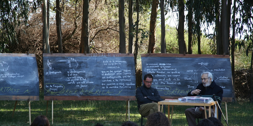 Alberto Cruz C. junto al poeta Manuel Sanfuentes en un Taller de Amereida, en la vega de la Ciudad Abierta