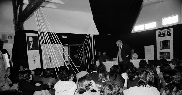 Godofredo Iommi en una clase de Taller de Amereida en el Instituto de Arte de la PUCV