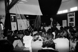 Godofredo Iommi en una clase de Taller de Amereida en el Instituto de Arte de la PUCV