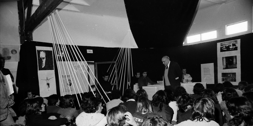 Godofredo Iommi en una clase de Taller de Amereida en el Instituto de Arte de la PUCV
