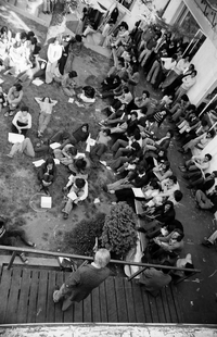 Alumnos en Taller de Amereida en el patio central de la Escuela de Arquitectura de la PUCV