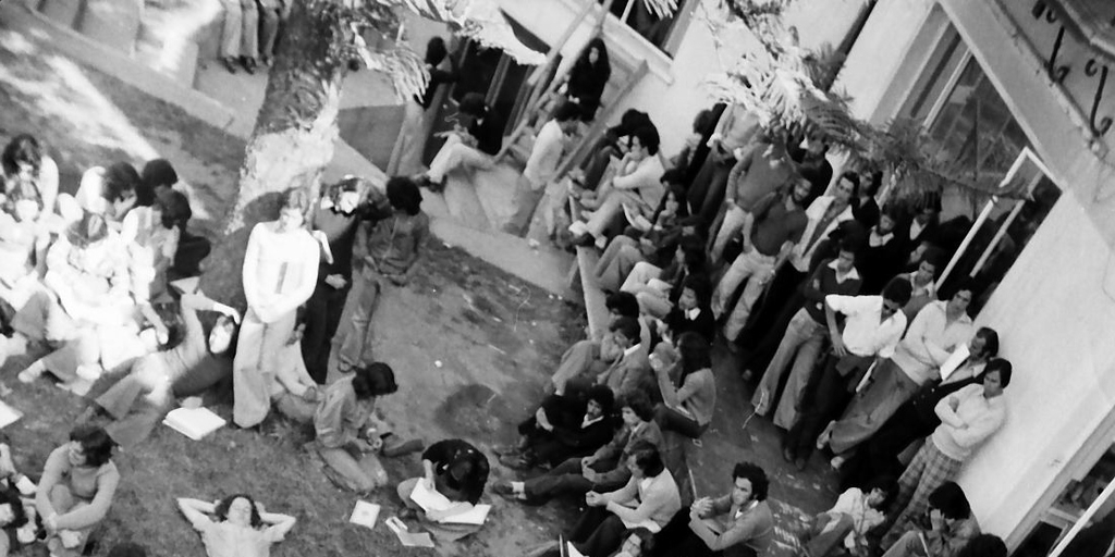 Alumnos en Taller de Amereida en el patio central de la Escuela de Arquitectura de la PUCV