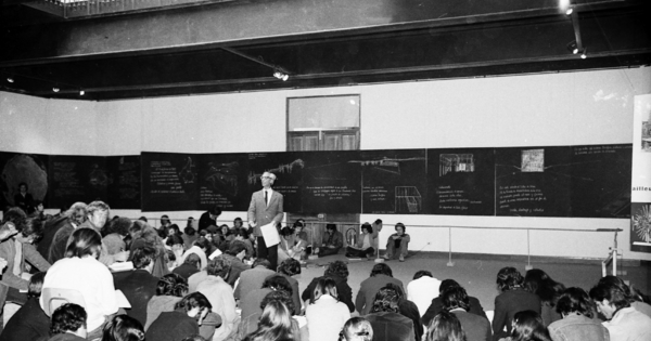 Alberto Cruz C. junto a un grupo de alumnos en la ceremonia de clausura de la Exposición de los 20 años de la Escuela de Arquitectura que se realizó en la recién inaugurada Sala Matta del Museo Nacional de Bellas Artes en Santiago