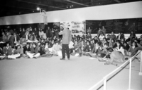 Alberto Cruz C. junto a un grupo de alumnos en la Exposición de los 20 años de la Escuela de Arquitectura que se realizó en la recién inaugurada Sala Matta del Museo Nacional de Bellas Artes en Santiago