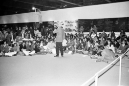 Alberto Cruz C. junto a un grupo de alumnos en la Exposición de los 20 años de la Escuela de Arquitectura que se realizó en la recién inaugurada Sala Matta del Museo Nacional de Bellas Artes en Santiago