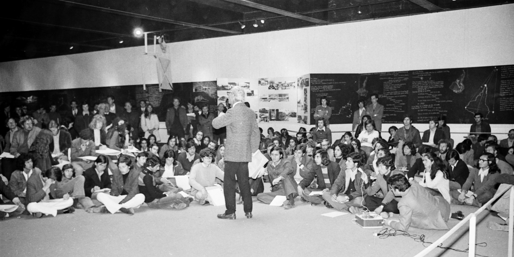 Alberto Cruz C. junto a un grupo de alumnos en la Exposición de los 20 años de la Escuela de Arquitectura que se realizó en la recién inaugurada Sala Matta del Museo Nacional de Bellas Artes en Santiago