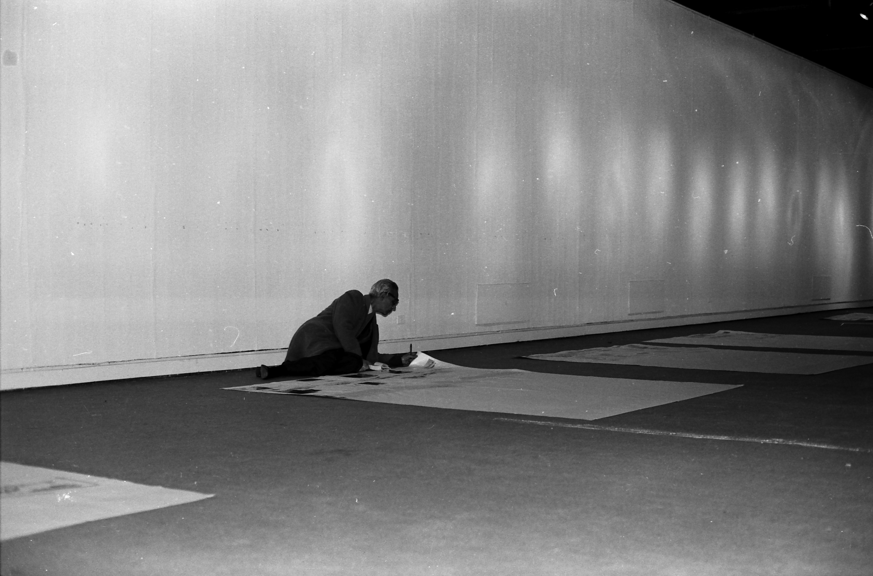 Alberto Cruz C. dibujando para la Exposición de los 30 años de la Escuela de Arquitectura en el Museo Nacional de Bellas Artes en Santiago