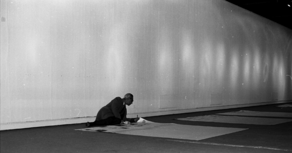 Alberto Cruz C. dibujando para la Exposición de los 30 años de la Escuela de Arquitectura en el Museo Nacional de Bellas Artes en Santiago