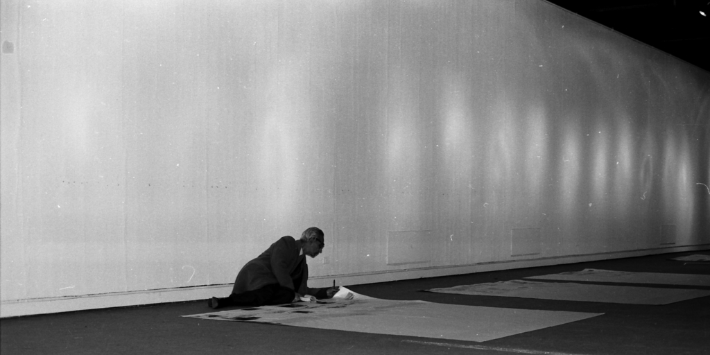 Alberto Cruz C. dibujando para la Exposición de los 30 años de la Escuela de Arquitectura en el Museo Nacional de Bellas Artes en Santiago