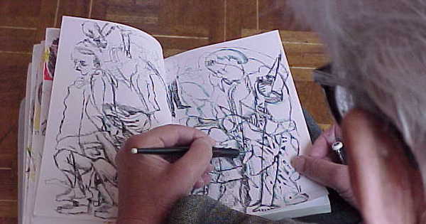 Alberto Cruz dibujando en uno de sus cuadernos