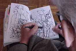 Alberto Cruz dibujando en uno de sus cuadernos