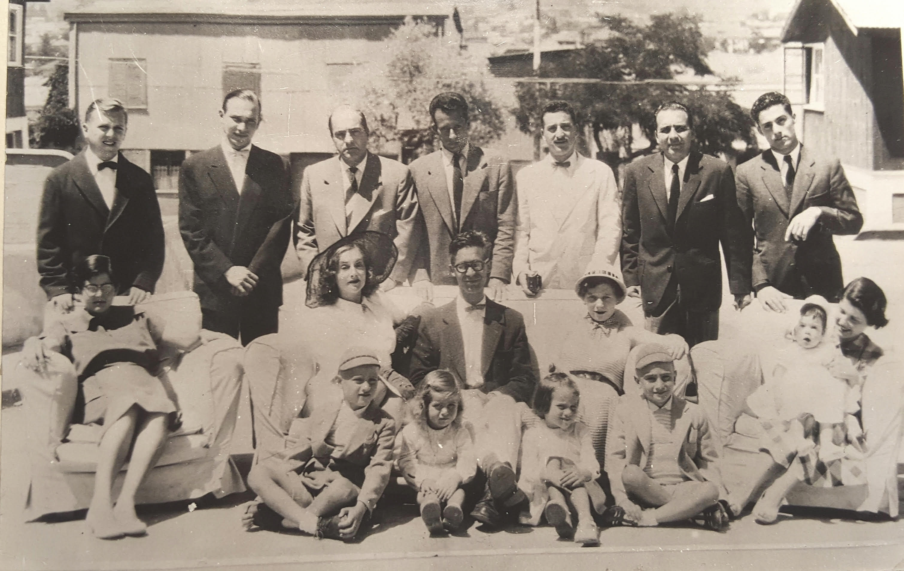 Fundadores del Instituto de Arquitectura junto a sus familias en Cerro Castillo, Viña del Mar