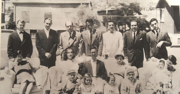 Fundadores del Instituto de Arquitectura junto a sus familias en Cerro Castillo, Viña del Mar