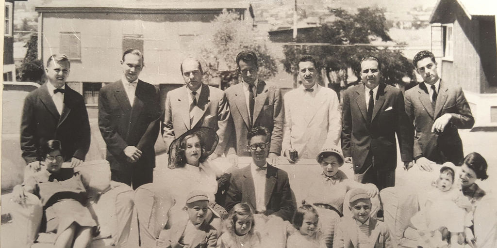 Fundadores del Instituto de Arquitectura junto a sus familias en Cerro Castillo, Viña del Mar