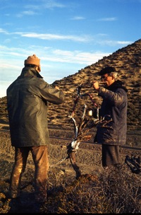 Alberto Cruz junto a Jorge Pérez Román (de espaldas) realizando una acción artística en Caleta Olivia, Argentina, durante la Travesía de Amereida