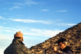 Alberto Cruz junto a Jorge Pérez Román (de espaldas) realizando una acción artística en Caleta Olivia, Argentina, durante la Travesía de Amereida