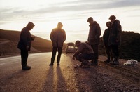 Parte del grupo que realizó la Travesía de Amereida en camino cercano a Caleta Olivia, Argentina