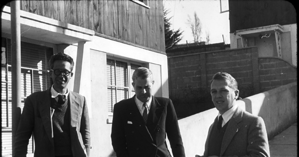 Alberto Cruz C., Carlos Bresciani Bagattini y Arturo Baeza en el pasaje Balmaceda, donde vivían Cruz y Baeza en Cerro Castillo, Viña del Mar