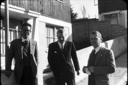 Alberto Cruz C., Carlos Bresciani Bagattini y Arturo Baeza en el pasaje Balmaceda, donde vivían Cruz y Baeza en Cerro Castillo, Viña del Mar