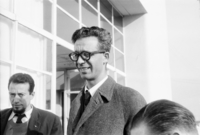 Miguel Eyquem despidiendo a Alberto Cruz, en el Aeródromo Los Cerrillos, antes de su partida a una conferencia sobre la Escuela de Arquitectura en Buenos Aires, Argentina