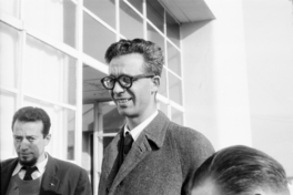 Miguel Eyquem despidiendo a Alberto Cruz, en el Aeródromo Los Cerrillos, antes de su partida a una conferencia sobre la Escuela de Arquitectura en Buenos Aires, Argentina