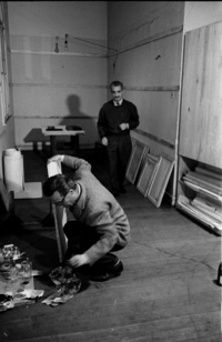 Alberto Cruz junto a Claudio Girola, preparando una exposición de profesores en la Escuela de Arquitectura