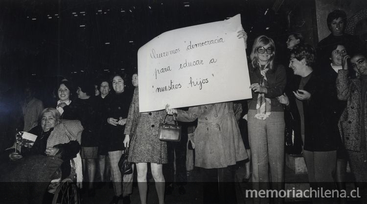 Pie de Foto: Queremos democracia para educar a "nuestros hijos", 1970