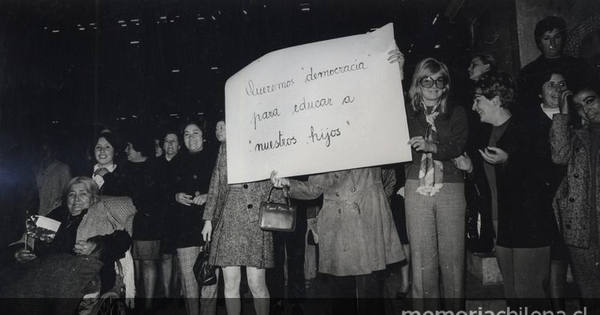 Pie de Foto: Queremos democracia para educar a "nuestros hijos", 1970