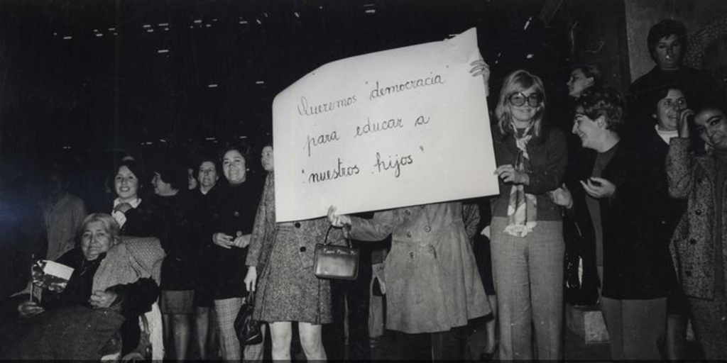 Pie de Foto: Queremos democracia para educar a "nuestros hijos", 1970