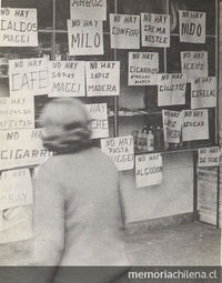 Pie de Foto: Letreros de almacén que indican que se agotaron diversos productos, c. 1972.