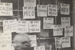 Pie de Foto: Letreros de almacén que indican que se agotaron diversos productos, c. 1972.