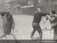 Pie de Foto: Mujer opositora del gobierno de la Unidad Popular se involucra en riña callejera