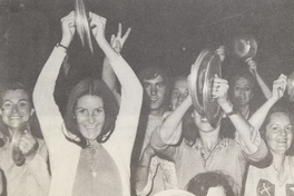  Pie de Foto: Manifestación de jóvenes opositoras del gobierno de Salvador Allende, c. 1971