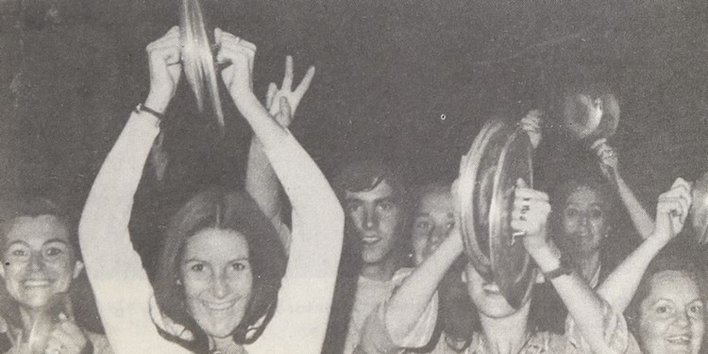  Pie de Foto: Manifestación de jóvenes opositoras del gobierno de Salvador Allende, c. 1971