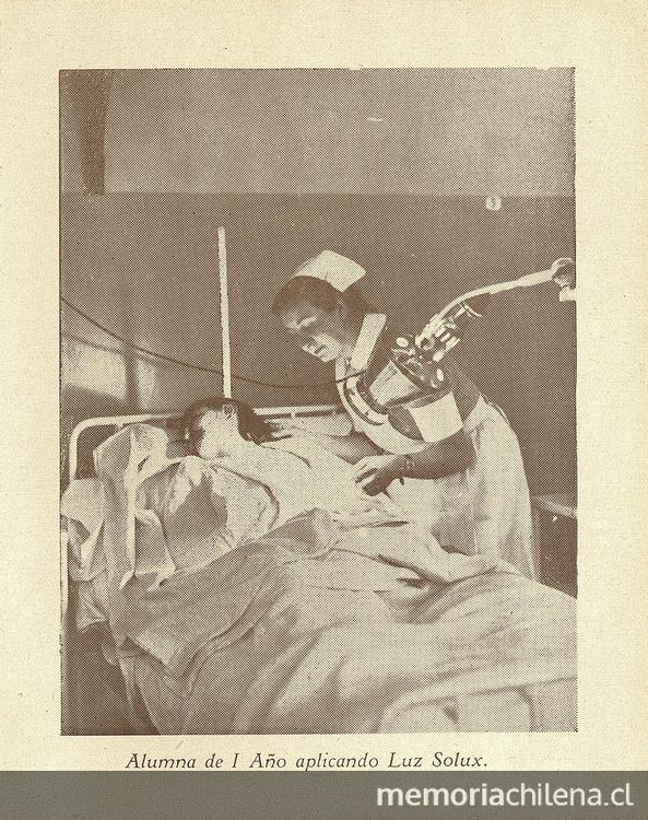 Alumna Escuela de Enfermeras Universidad de Chile aplicando Luz Solux, 1938 Imagen superior, p. 484. En Revista de Asistencia Social, VII, (4), diciembre 1938