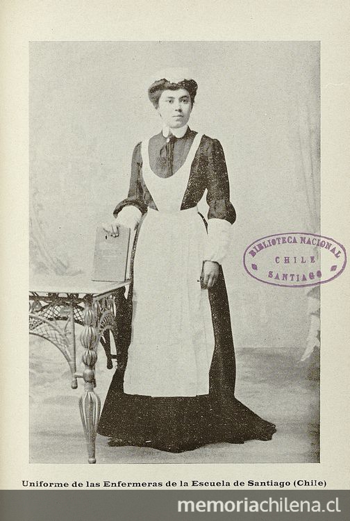 Enfermera de la Escuela de Santiago, 1904 En: Amaral Martínez, Moisés. La profesión de enfermera. Necesidad de difundir su enseñanza. Trabajo leído en el Segundo Congreso Médico Latino Americano celebrado en Buenos Aires, en abril de 1904. Santiago: Impr. y Enc. El Globo, 1904. 28 p.