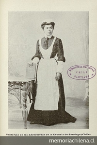 Enfermera de la Escuela de Santiago, 1904 En: Amaral Martínez, Moisés. La profesión de enfermera. Necesidad de difundir su enseñanza. Trabajo leído en el Segundo Congreso Médico Latino Americano celebrado en Buenos Aires, en abril de 1904. Santiago: Impr. y Enc. El Globo, 1904. 28 p.